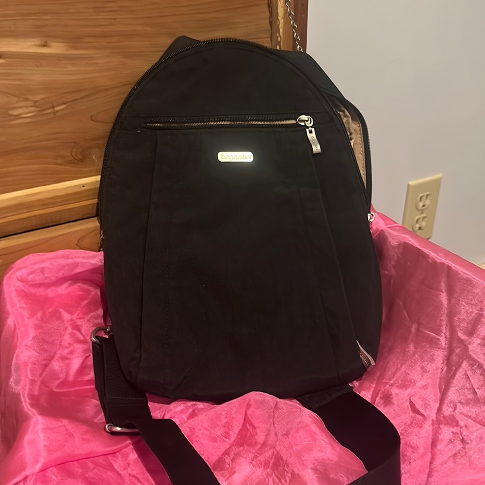 Black Baggallini sling backpack purse
